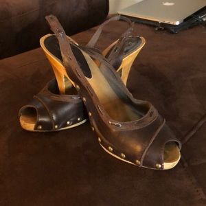 Restricted brown leather, open toe, back strap